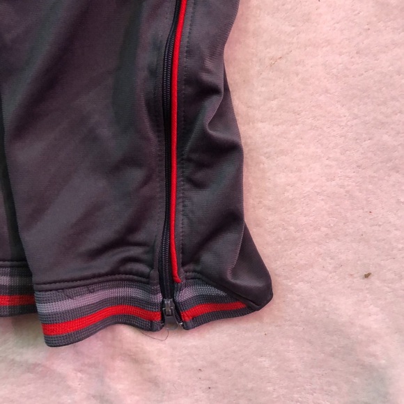 Wilson boy jogging pants in dark gray with details in red. Size XL (18/20) - Picture 4 of 12